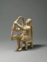 Joueur de harpe assis en marbre, 2800-2700 av. J.-C. (marbre)
