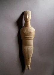 Figurine féminine schématique, marbre blanc avec incrustations d