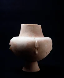 Vase en marbre blanc avec incrustations d