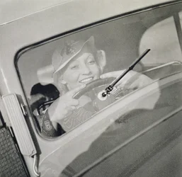 Une femme conduisant, vers 1930