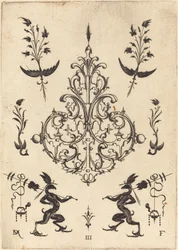 Broche avec brindilles en haut et griffons avec trophées en bas