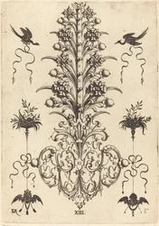 Broche en forme de jacinthe avec des oiseaux en haut et des têtes de diable et d