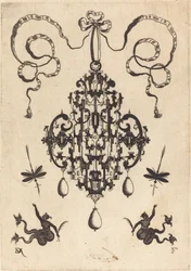 Grand pendentif, en bas à gauche et à droite deux créatures de la mer