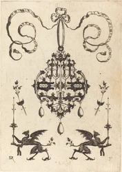 Grand pendentif, en bas à gauche et à droite deux griffons portant des chandeliers fantastiques