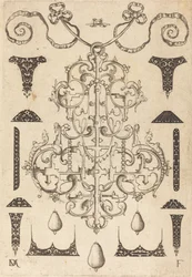Grand pendentif, entouré de douze petits clous