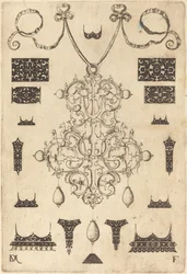 Grand pendentif avec trois gouttes en dessous, entouré de quinze clous différents