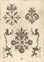 Trois broches avec des serpents ailés à gauche et à droite et des griffons ailés en bas