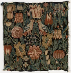 Housse de coussin en tapisserie représentant deux oiseaux parmi des fleurs