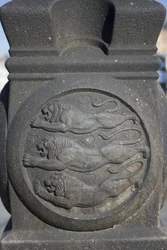 Trois lions sculptés dans une colonne de pierre sur la place de l