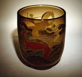 Vase en verre émaillé représentant deux Amazones chassant des cerfs