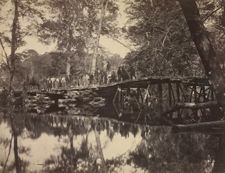 Pont militaire, à travers le Chickahominy, Virginie, 1862