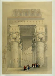 Sous le portique du temple de Dendera ...