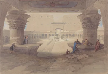 Sous le portique du temple d