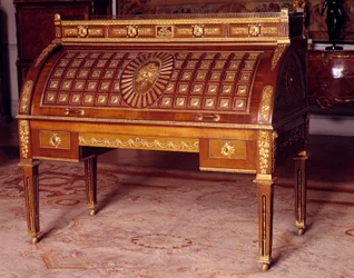 Mobilier Louis XVI : bureau à cylindre du mobilier de Catherine II de Russie (1729-1796) réalisé par David Roentgen (1743-1807) vers 1780. Dim. 1,28x1,45x0,75 m. Paris, Musée du Louvre