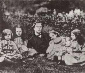 Lewis Carroll avec les enfants Macdonald (photo n/b)
