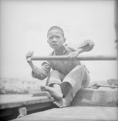 Un garçon de sampan à Hong Kong