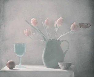 Nature morte aux tulipes aux couleurs pastel