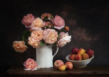 Roses et pêches élégantes