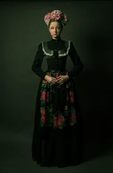 Jeune femme, style floral et folk