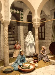 Femmes maures préparant le couscous dans une cour, Alger, Algérie, v. 1899