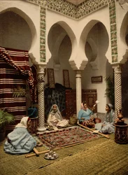 Femmes maures fabriquant des tapis arabes, Alger, Algérie, v. 1899