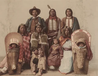 Chef Ute Severo et famille, vers 1885, publié en 1899. Créateurs : Detroit Photographic Company, Charles A. Nast