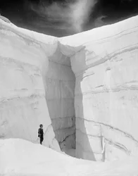Glacier Asulkan depuis une grotte de glace, montagnes Selkirk, Colombie-Britannique, vers 1902 (photo n/b)