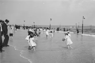 Scène de plage, Rockaway, New York, USA, vers 1905