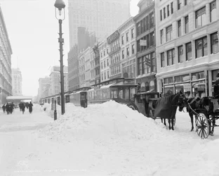 Transport bloqué sur la 23e rue après une tempête de neige, New York, vers 1905