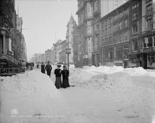 Fifth Avenue après une tempête de neige, New York, vers 1905