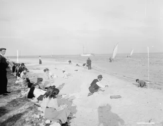 Sur le rivage de la baie de Biscayne, Miami, Floride, vers 1905 (photo n/b)