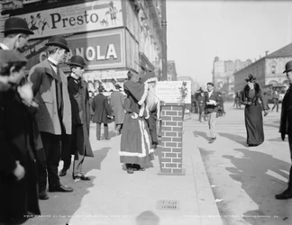 Le Père Noël recueillant des dons pour Volunteers of America sur Broadway à New York, vers 1903