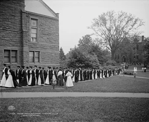 Les seniors marchant vers la chapelle, Mt. Holyoke College, South Hadley, Massachusetts, vers 1908