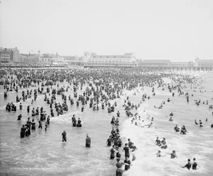 La plage, Atlantic City, vers 1904