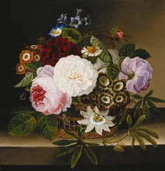 Roses et autres fleurs dans un panier sur un rebord