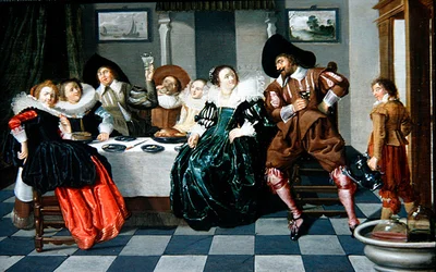 Compagnie élégante à une table dans un intérieur
