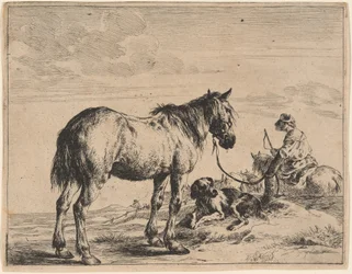 Un cheval attaché à un poteau avec un chien couché
