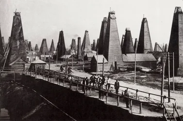 Puits de pétrole à Bakou sur la mer Caspienne, Russie, vers 1890