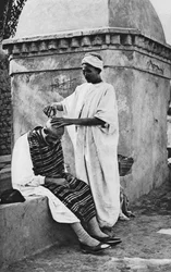 Un barbier de rue et son client, Algérie, Afrique, 1922