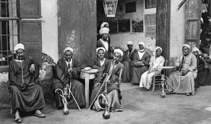 Café arabe à Esna, au sud de Louxor, Égypte, vers 1922