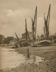 Barges échouées à Mortlake avec la marée basse, vers 1935