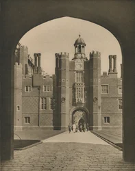 Base Court, le premier quadrilatère du palais de Wolsey, c1935