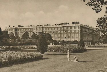 Aile Est de Hampton Court ajoutée par Wren sur le site du travail des cardinaux, vers 1935