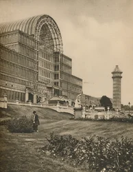 Verre et poutres du Crystal Palace à Sydenham, vers 1935