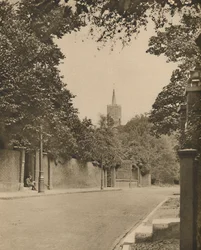 Église de Hampstead depuis les murs feuillus de Frognal Lane