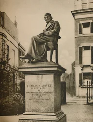 Dans les jardins de Cheyne Walk, Thomas Carlyle médite éternellement sur la philosophie, vers 1935