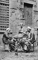 Hommes se relaxant, Le Caire, Égypte, vers 1922