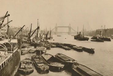 Navires dans le Pool de Londres : une vue de London Bridge à Tower Bridge, vers 1935