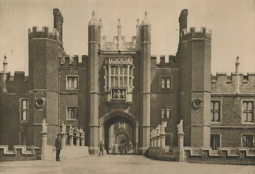 Façade ouest de Hampton Court Palace par Wolsey et le pont déterré, c1935