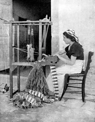 Femme tissant avec de la paille sur un métier à main, Fiesole, près de Florence, Italie, 1936
